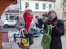Wolontariuszki WUTW rozdają ekotasze na rynku w Wodzisławiu - 8.12.2020
